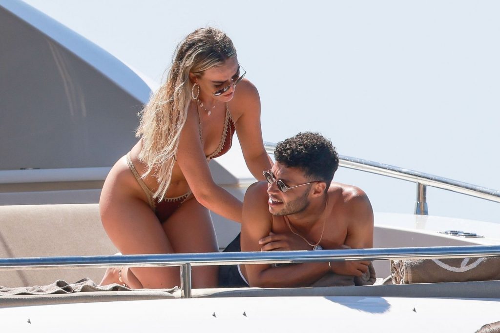 Lean Blonde Perrie Edwards Shows Her Legendary Ass in a Tiny Bikini gallery, pic 8