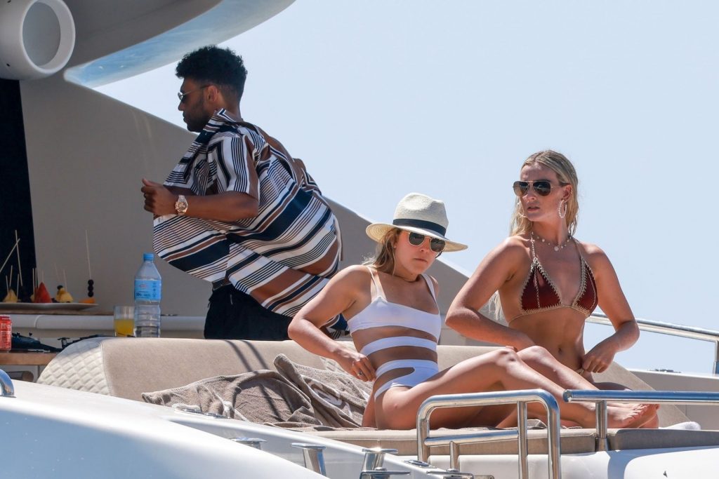 Lean Blonde Perrie Edwards Shows Her Legendary Ass in a Tiny Bikini gallery, pic 148