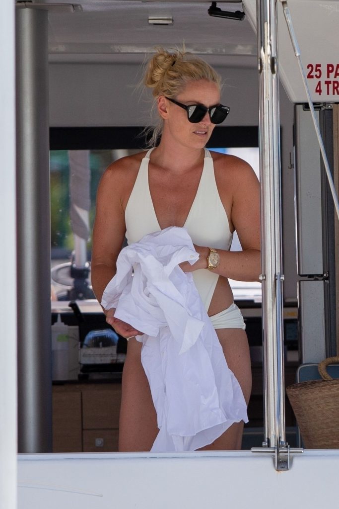 Slim Blonde Lindsey Vonn Looks Perfect in Revealing Swimwear gallery, pic 34