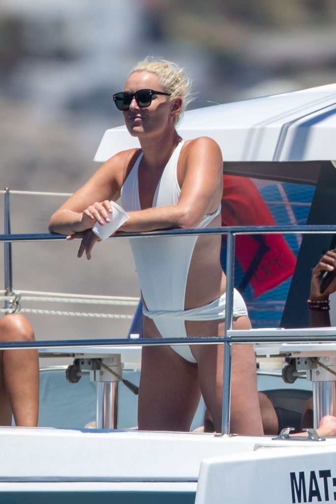 Slim Blonde Lindsey Vonn Looks Perfect in Revealing Swimwear gallery, pic 4