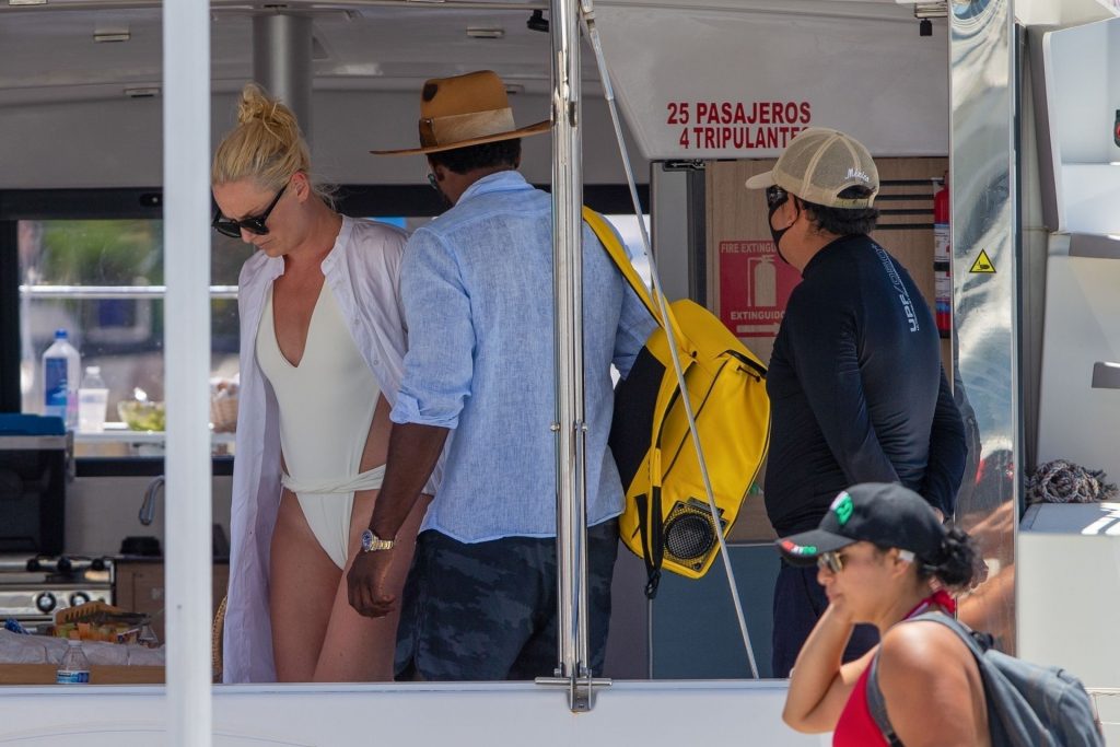 Slim Blonde Lindsey Vonn Looks Perfect in Revealing Swimwear gallery, pic 56