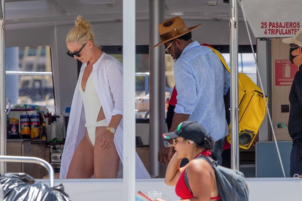 Slim Blonde Lindsey Vonn Looks Perfect in Revealing Swimwear gallery, pic 82