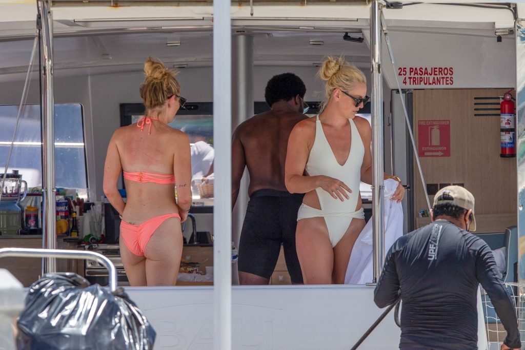 Slim Blonde Lindsey Vonn Looks Perfect in Revealing Swimwear gallery, pic 88