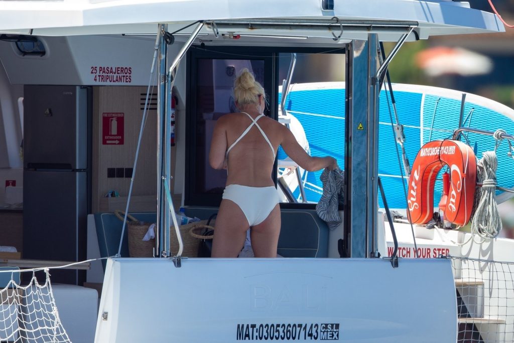 Slim Blonde Lindsey Vonn Looks Perfect in Revealing Swimwear gallery, pic 10