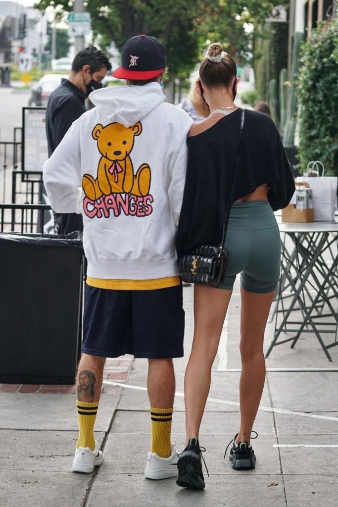 It Girl Hailey Bieber Showing Her Perfect Abs and Teasing with Her Cameltoe gallery, pic 20