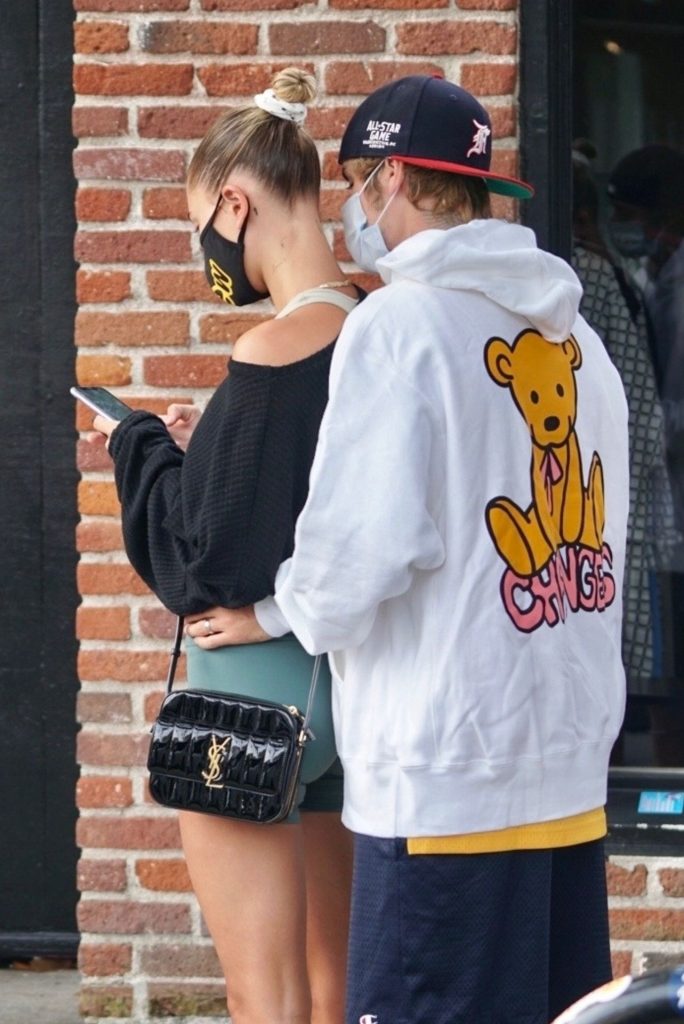 It Girl Hailey Bieber Showing Her Perfect Abs and Teasing with Her Cameltoe gallery, pic 8