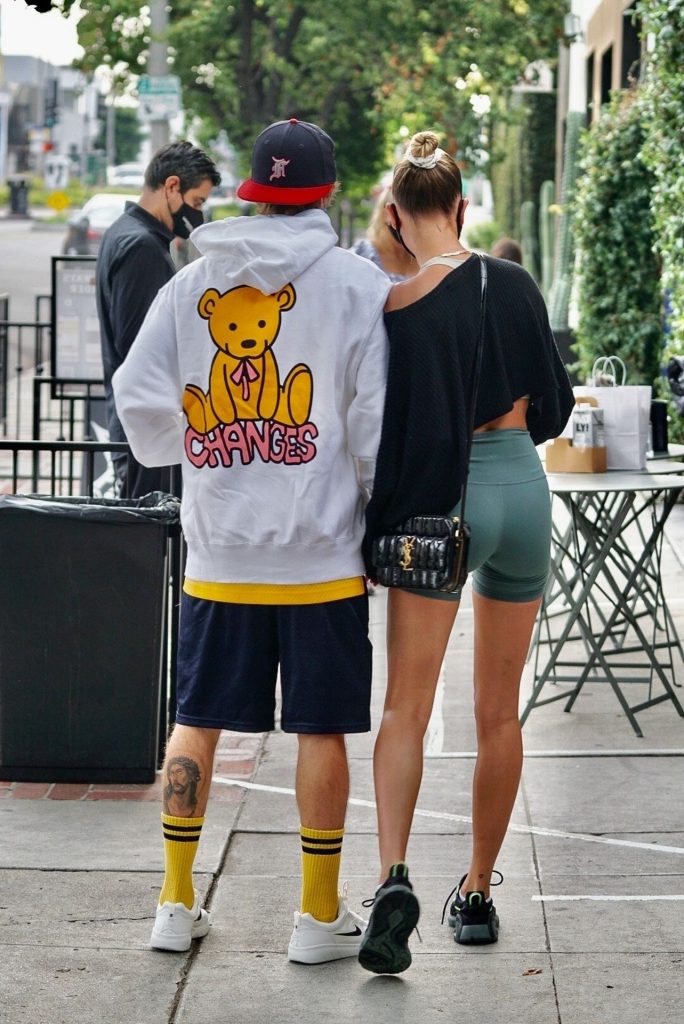 It Girl Hailey Bieber Showing Her Perfect Abs and Teasing with Her Cameltoe gallery, pic 80