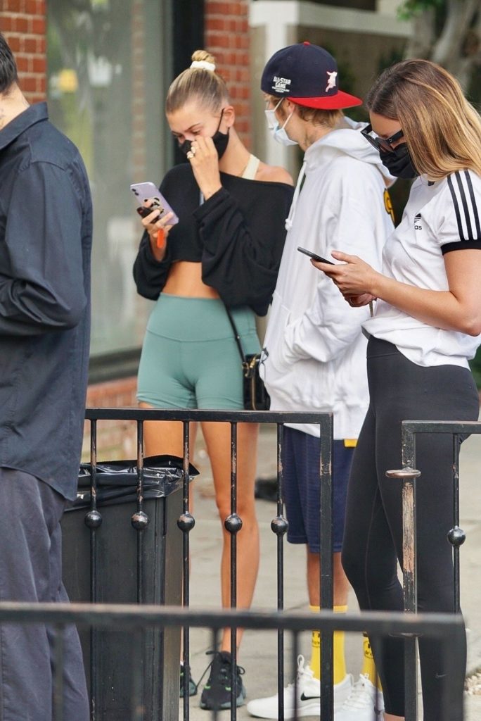 It Girl Hailey Bieber Showing Her Perfect Abs and Teasing with Her Cameltoe gallery, pic 122