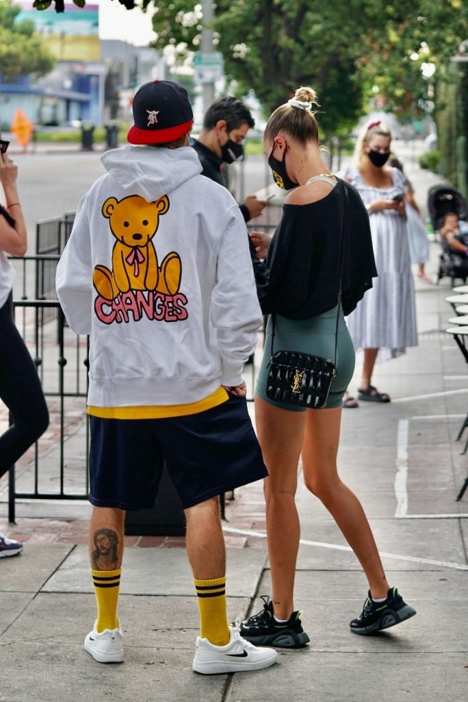 It Girl Hailey Bieber Showing Her Perfect Abs and Teasing with Her Cameltoe gallery, pic 18