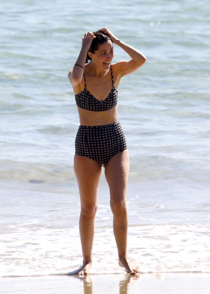Bikini-Wearing Aussie Actress Rose Byrne Looks Outstanding gallery, pic 24