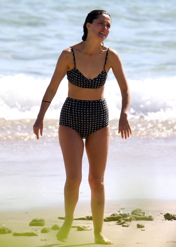 Bikini-Wearing Aussie Actress Rose Byrne Looks Outstanding gallery, pic 28