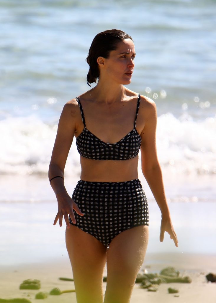 Bikini-Wearing Aussie Actress Rose Byrne Looks Outstanding gallery, pic 38