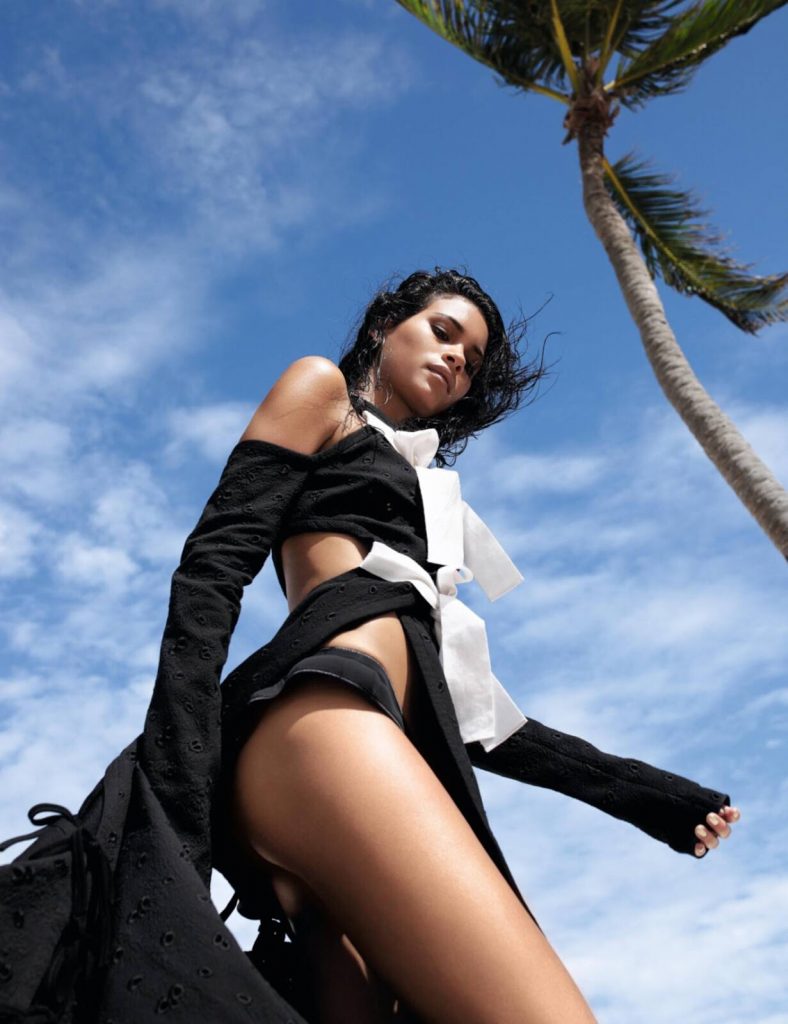 Slim Seductress Juana Burga Looks Perfect While Posing on the Beach gallery, pic 4