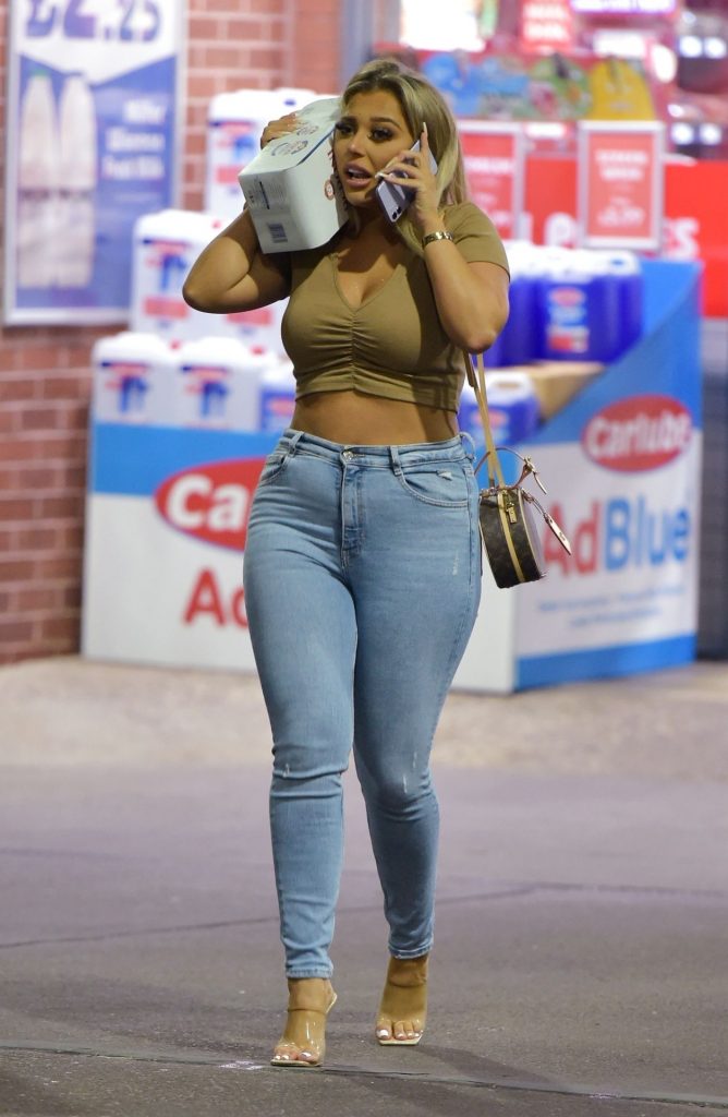 Chloe Ferry Buying Vodka and Looking Plastic as Fuck gallery, pic 12