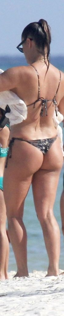 Brunette Lola Ponce Showing Her Meaty Ass in a Revealing Two-Piece Swimsuit gallery, pic 6