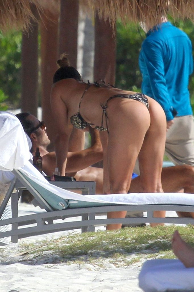 Brunette Lola Ponce Showing Her Meaty Ass in a Revealing Two-Piece Swimsuit gallery, pic 16