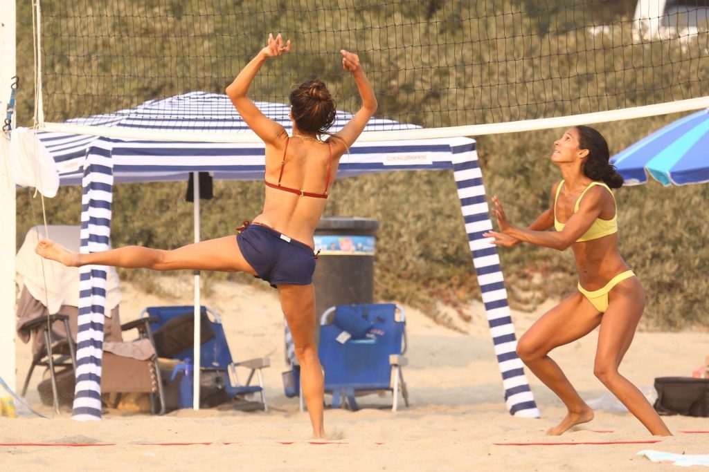 It’s Happening Again: Alessandra Ambrosio Looks Hot While Playing Volleyball gallery, pic 42