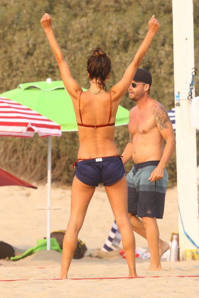 It’s Happening Again: Alessandra Ambrosio Looks Hot While Playing Volleyball gallery, pic 58