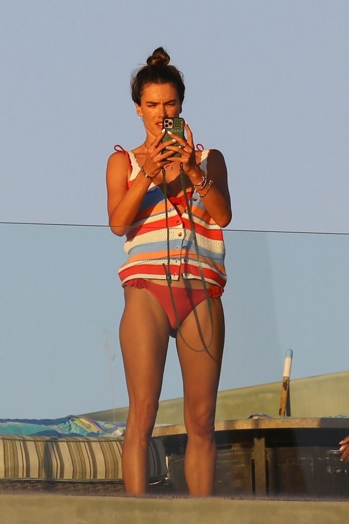 Alessandra Ambrosio Enjoy the Sunshine While Showing Her Toned Legs gallery, pic 2