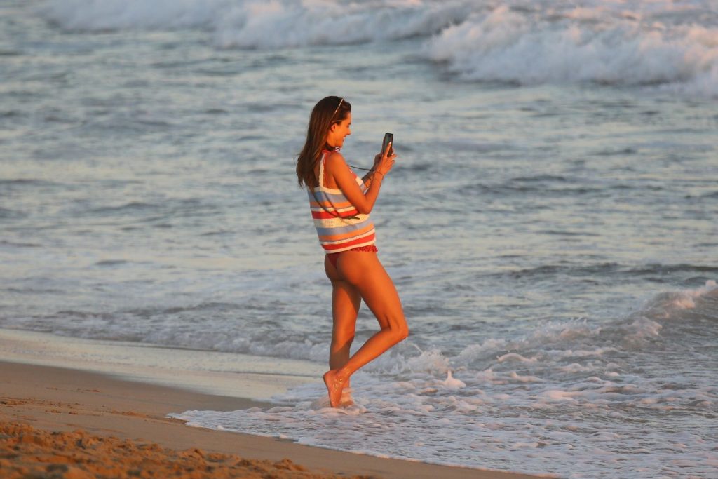 Alessandra Ambrosio Enjoy the Sunshine While Showing Her Toned Legs gallery, pic 8