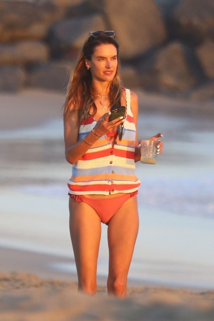 Alessandra Ambrosio Enjoy the Sunshine While Showing Her Toned Legs gallery, pic 18
