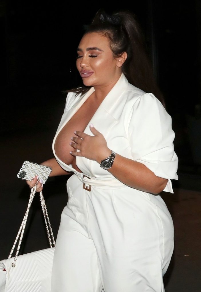 Fat, Ugly British Slag Lauren Goodger Showing Her Sweaty Sideboob gallery, pic 10