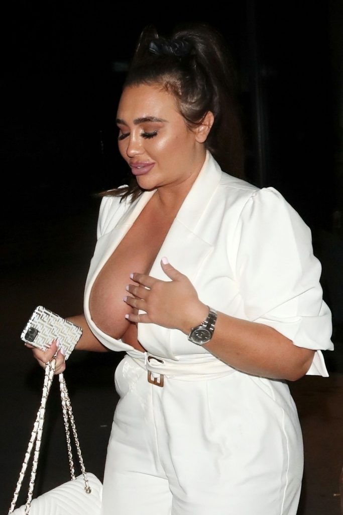 Fat, Ugly British Slag Lauren Goodger Showing Her Sweaty Sideboob gallery, pic 16