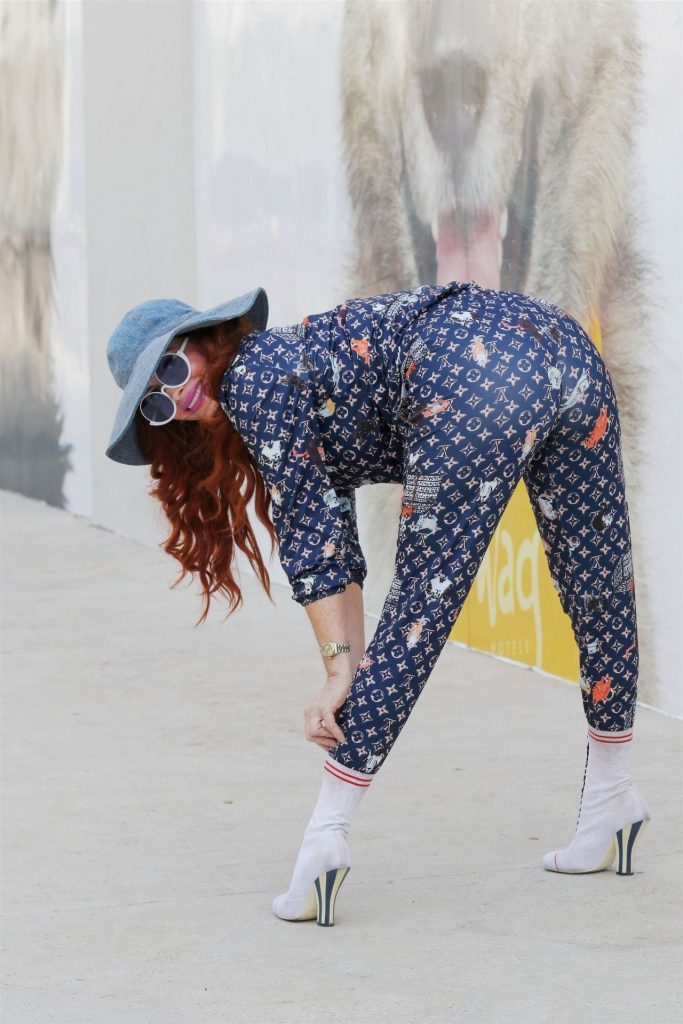 Hideous Hoe Phoebe Price Strikes a Bunch of Slutty Poses in LA gallery, pic 32