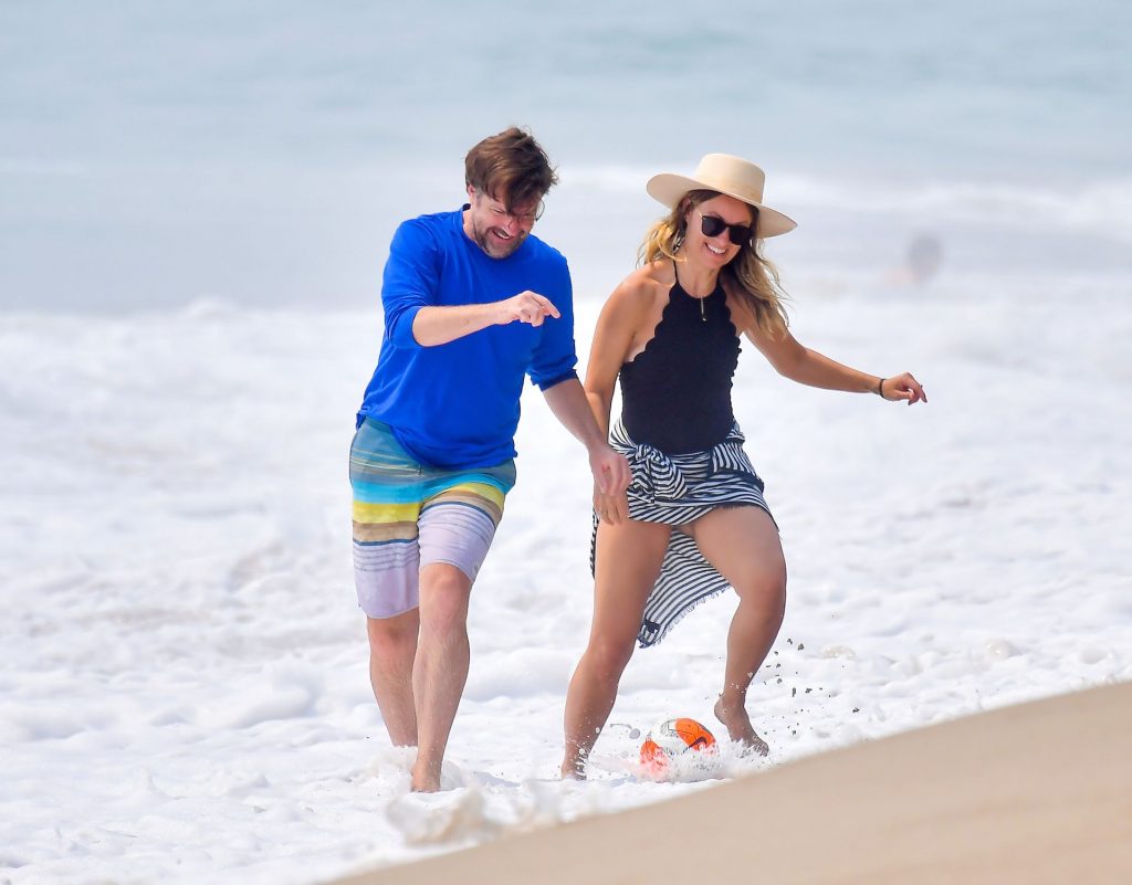 Sexy Olivia Wilde Playing Soccer at the Beach with Her Beloved Hubby gallery, pic 2