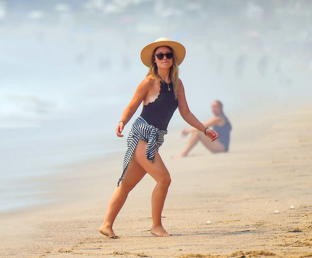 Sexy Olivia Wilde Playing Soccer at the Beach with Her Beloved Hubby gallery, pic 32