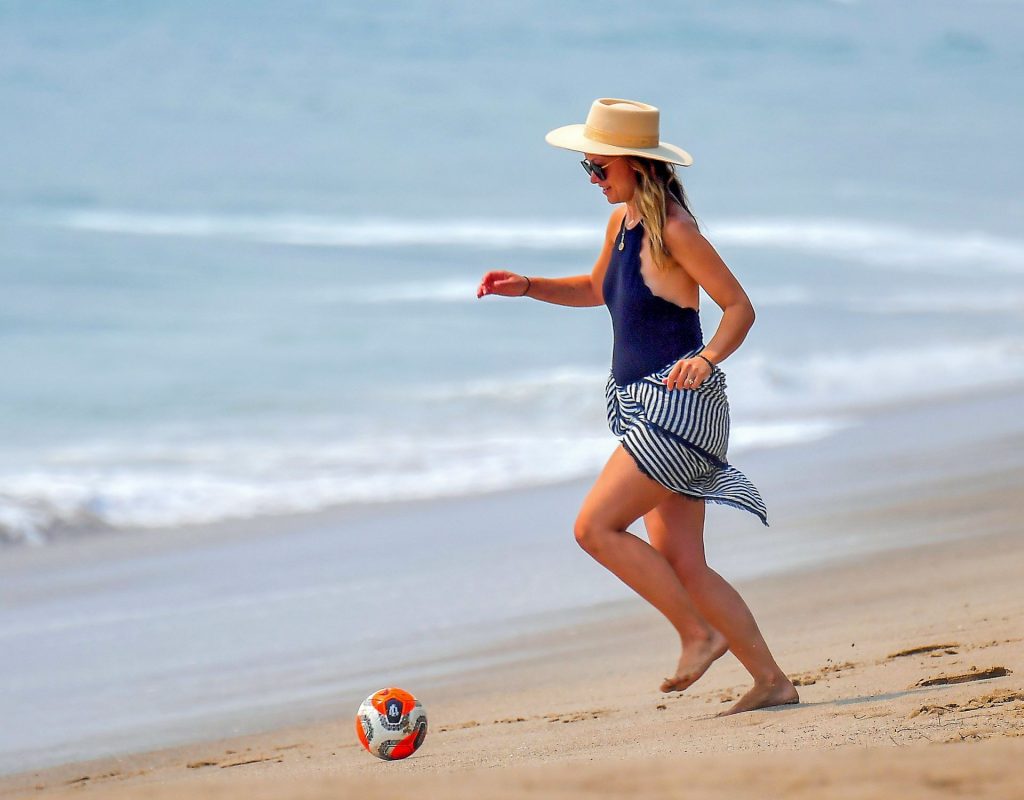 Sexy Olivia Wilde Playing Soccer at the Beach with Her Beloved Hubby gallery, pic 34