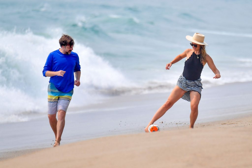 Sexy Olivia Wilde Playing Soccer at the Beach with Her Beloved Hubby gallery, pic 36