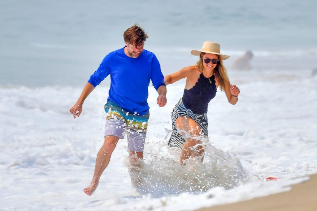 Sexy Olivia Wilde Playing Soccer at the Beach with Her Beloved Hubby gallery, pic 6