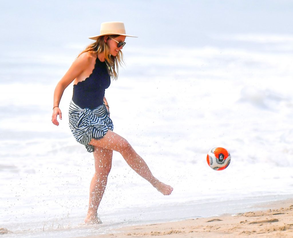 Sexy Olivia Wilde Playing Soccer at the Beach with Her Beloved Hubby gallery, pic 18