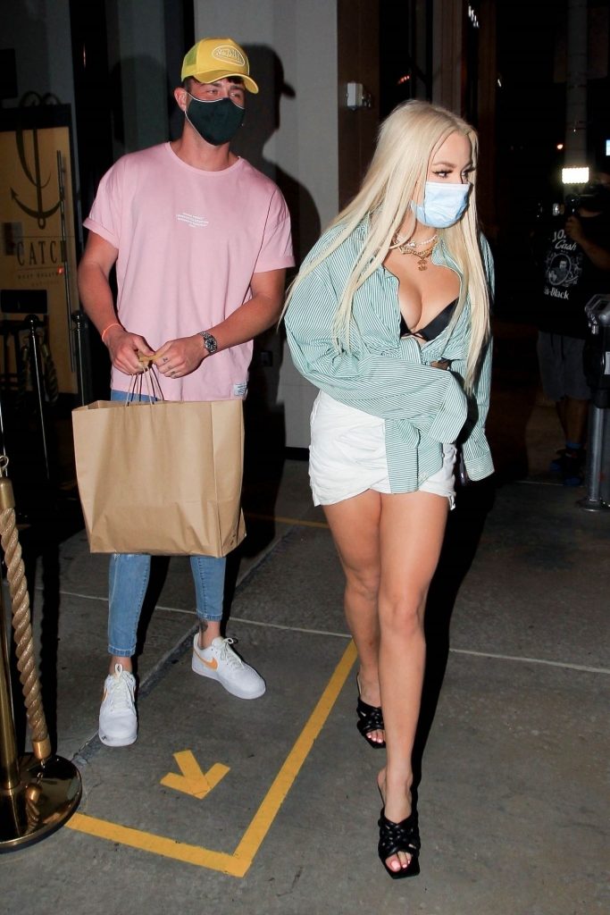 Tana Mongeau Shamelessly Showing Her Cleavage in Public gallery, pic 2