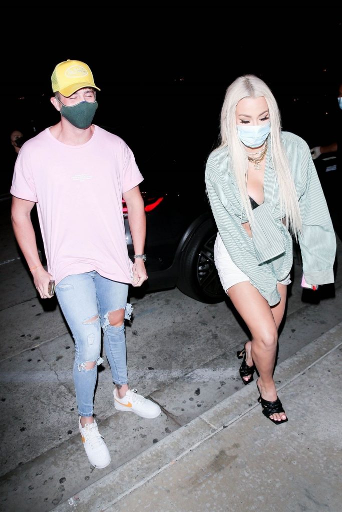 Tana Mongeau Shamelessly Showing Her Cleavage in Public gallery, pic 36