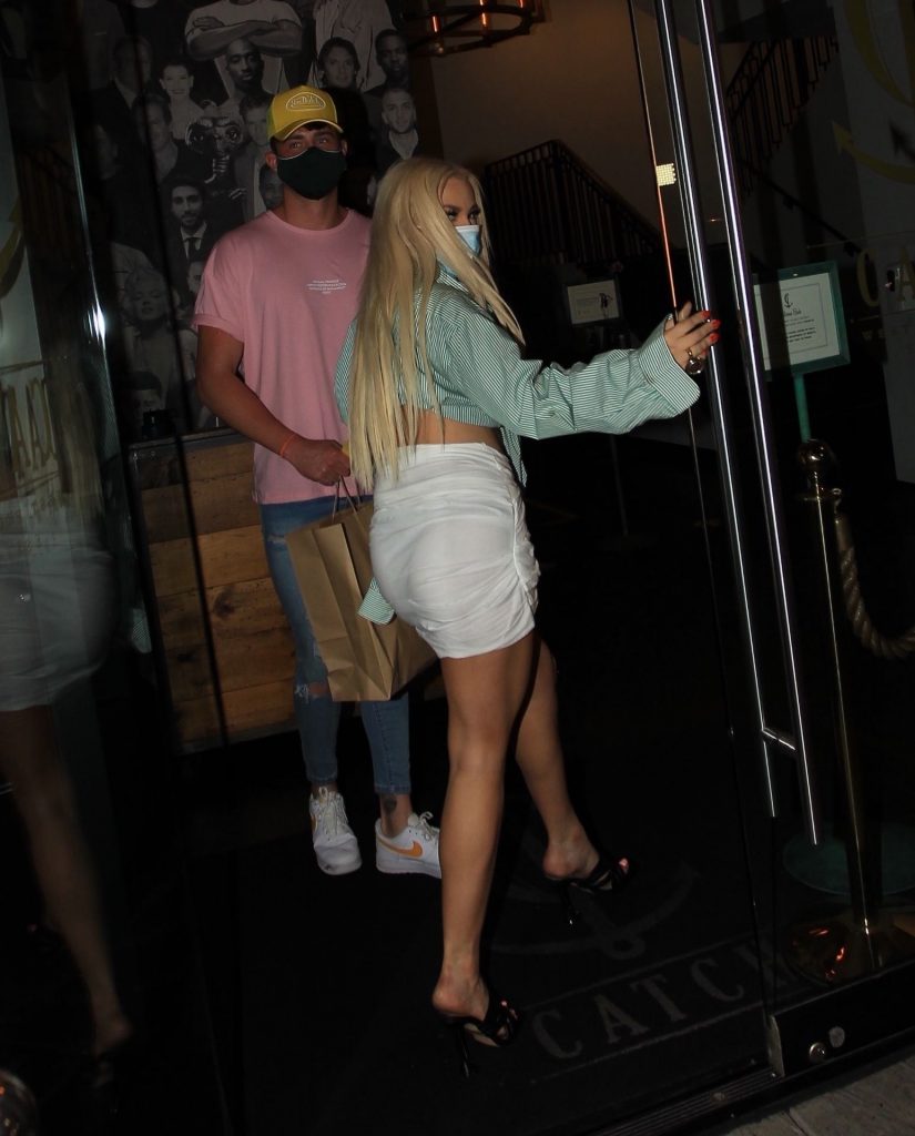 Tana Mongeau Shamelessly Showing Her Cleavage in Public gallery, pic 68