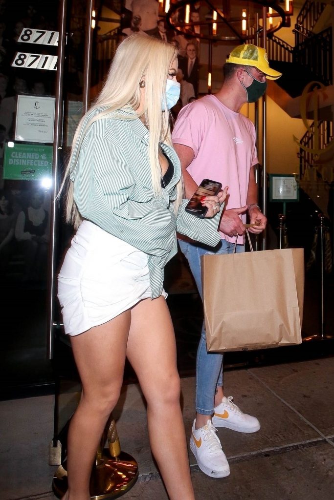 Tana Mongeau Shamelessly Showing Her Cleavage in Public gallery, pic 108