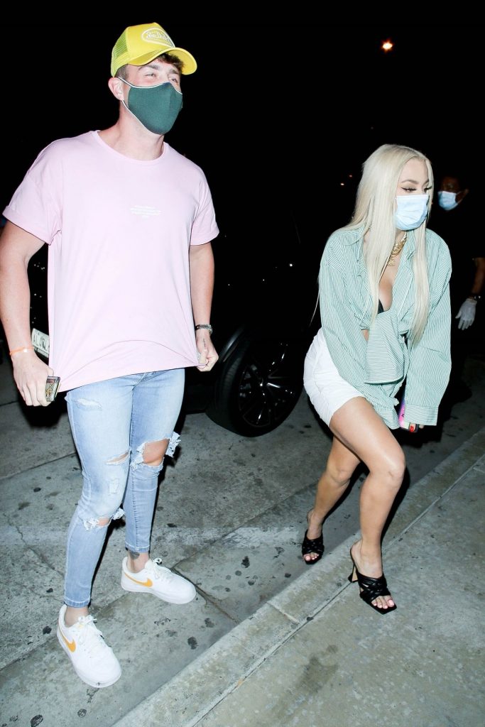 Tana Mongeau Shamelessly Showing Her Cleavage in Public gallery, pic 130