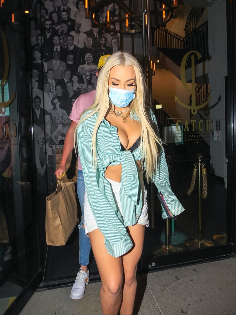 Tana Mongeau Shamelessly Showing Her Cleavage in Public gallery, pic 134