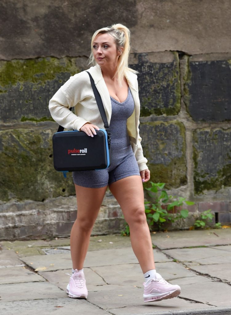 Stout Blonde Kimberly Hart-Simpson Looks Adorable in Snug Sportswear gallery, pic 4