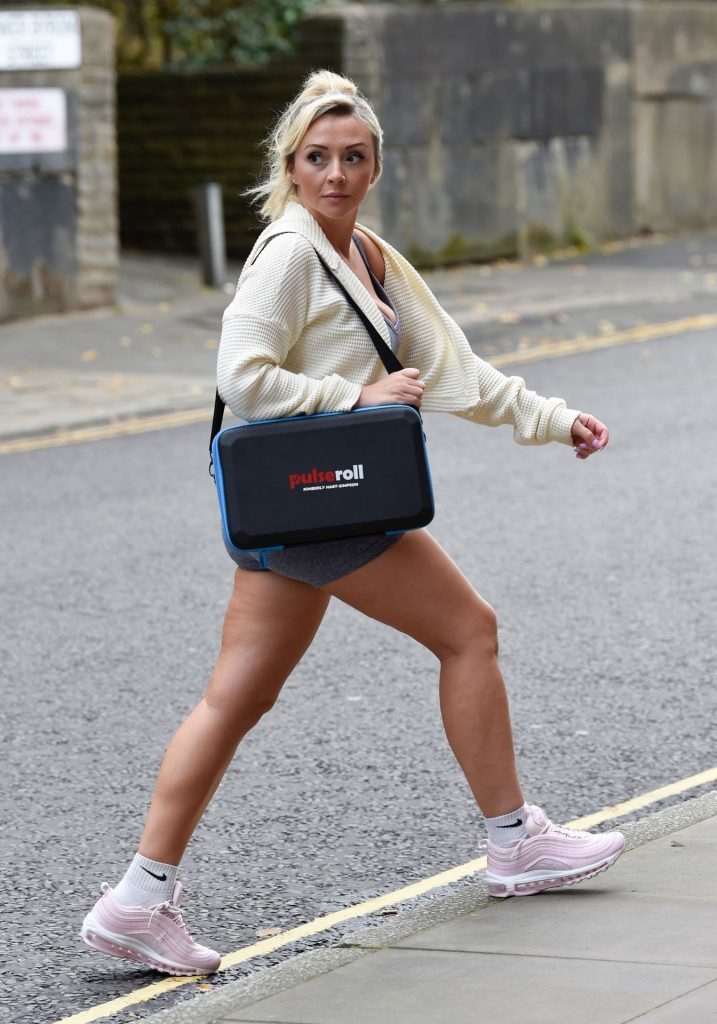 Stout Blonde Kimberly Hart-Simpson Looks Adorable in Snug Sportswear gallery, pic 18