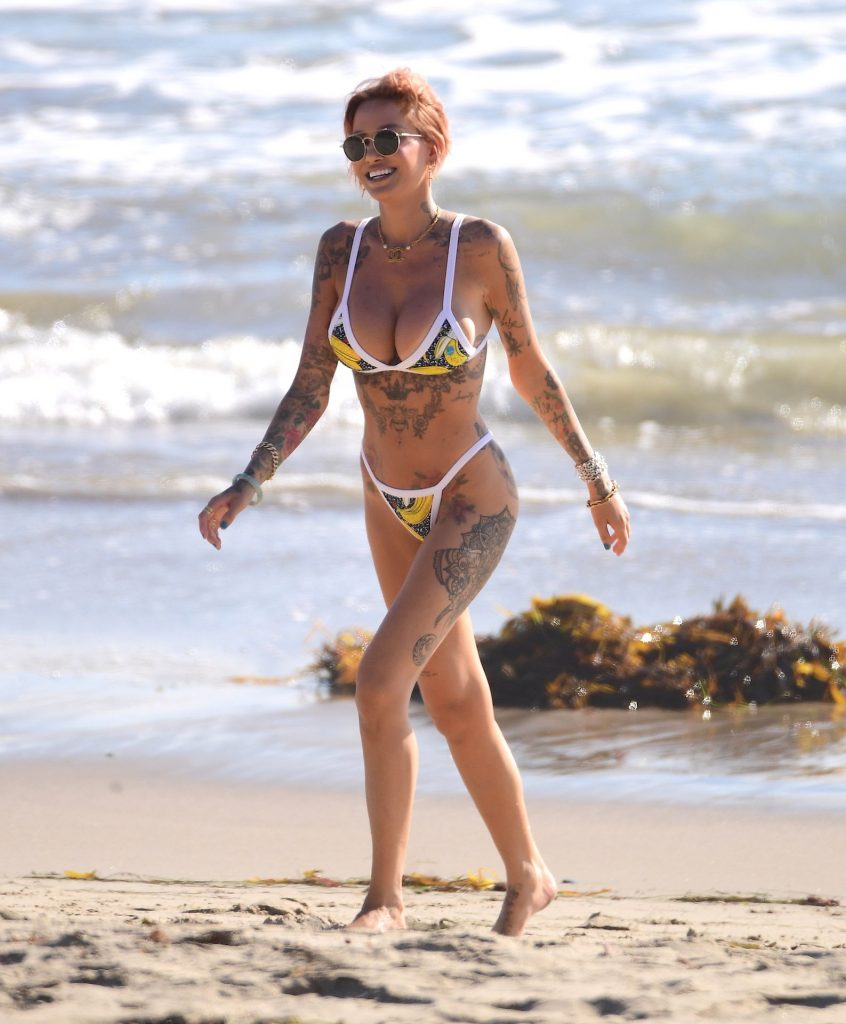 Busty Babe Tina Louise Showing Her Bikini Body During a Walk gallery, pic 62