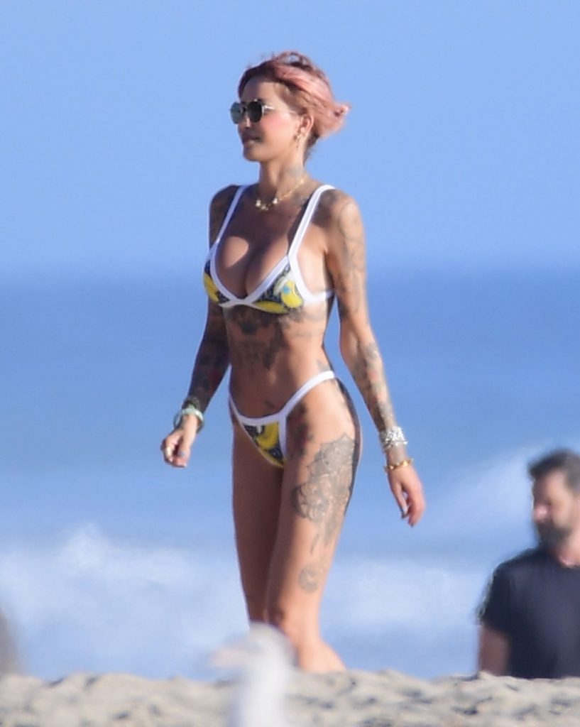 Busty Babe Tina Louise Showing Her Bikini Body During a Walk gallery, pic 98