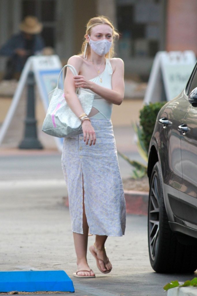 Ghostly Pale Blonde Actress Dakota Fanning Looks Sexy in a Dress gallery, pic 2