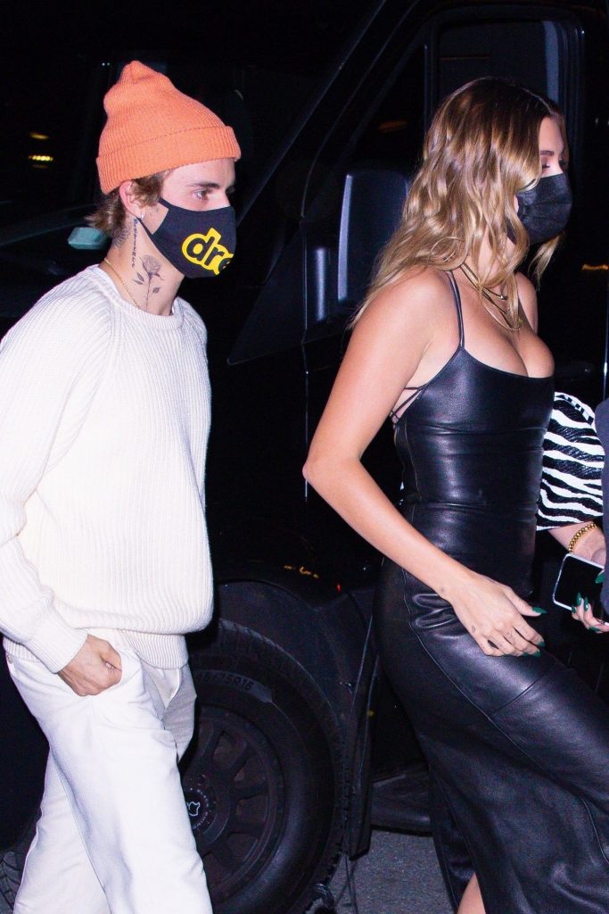 No Surprises: Hailey Bieber Looks Amazing in a Leather Garb gallery, pic 4
