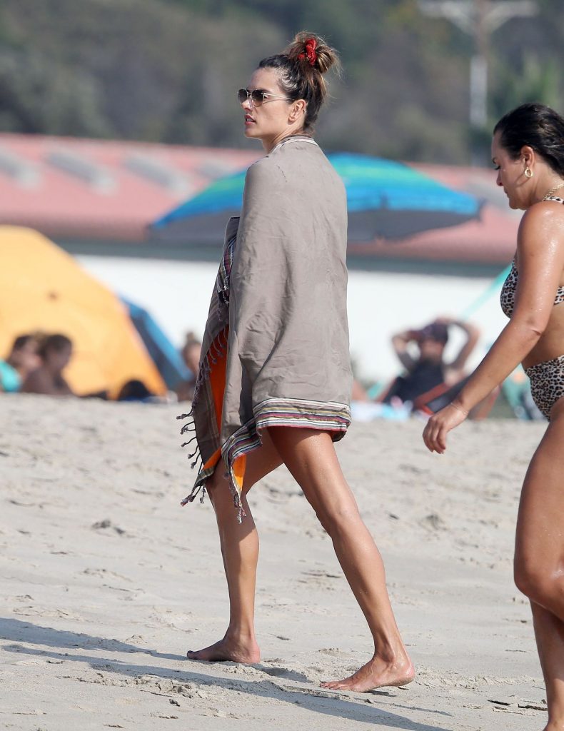 Beach Volleyball Addict Alessandra Ambrosio Playing Beach Volleyball gallery, pic 8