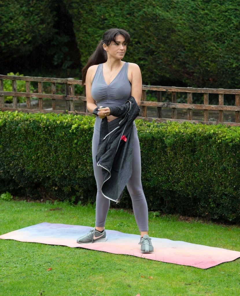 Yoga Mom Casey Batchelor Showing Her Fit Body During a Workout gallery, pic 10