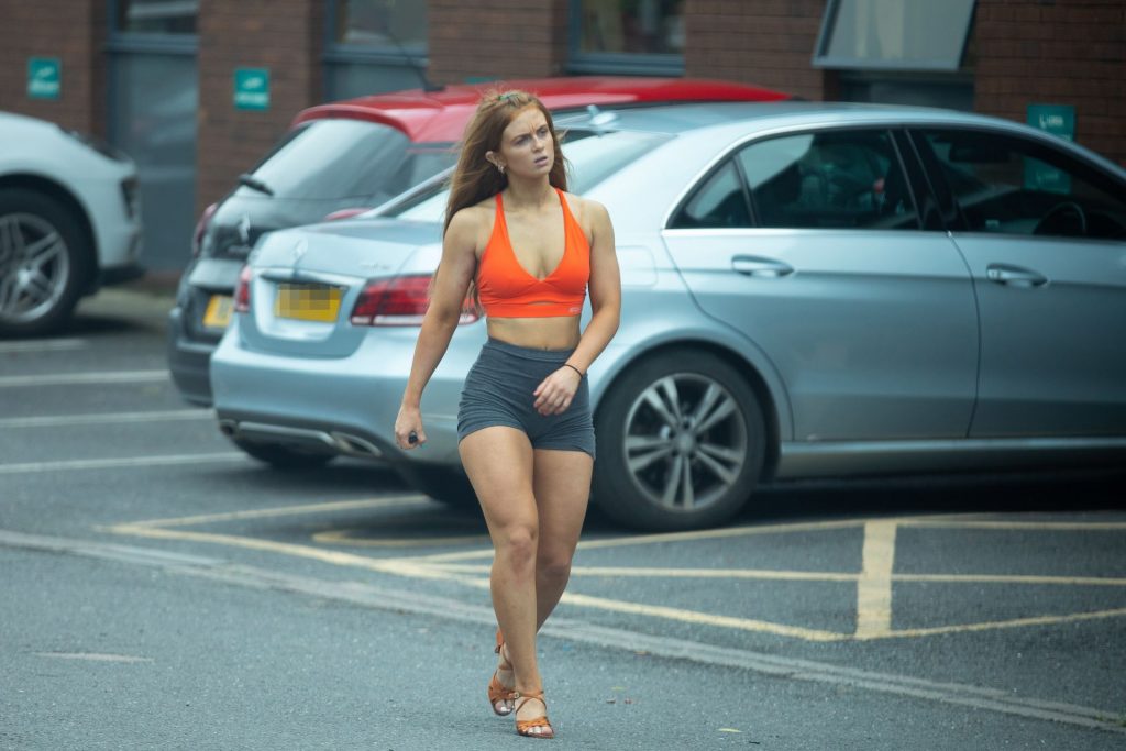 Redhead Maisie Smith Showing Her Phat Butt and Meaty Thighs in Public gallery, pic 118