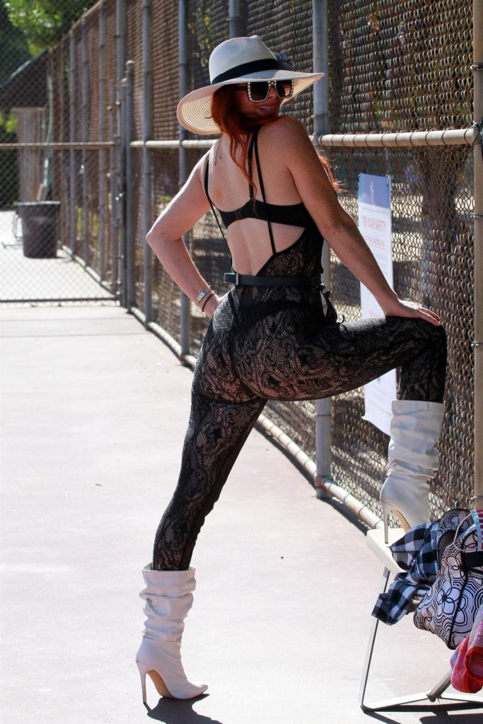 Dumb Bitch Phoebe Price Striking “Sexy” Poses on a Tennis Court gallery, pic 2